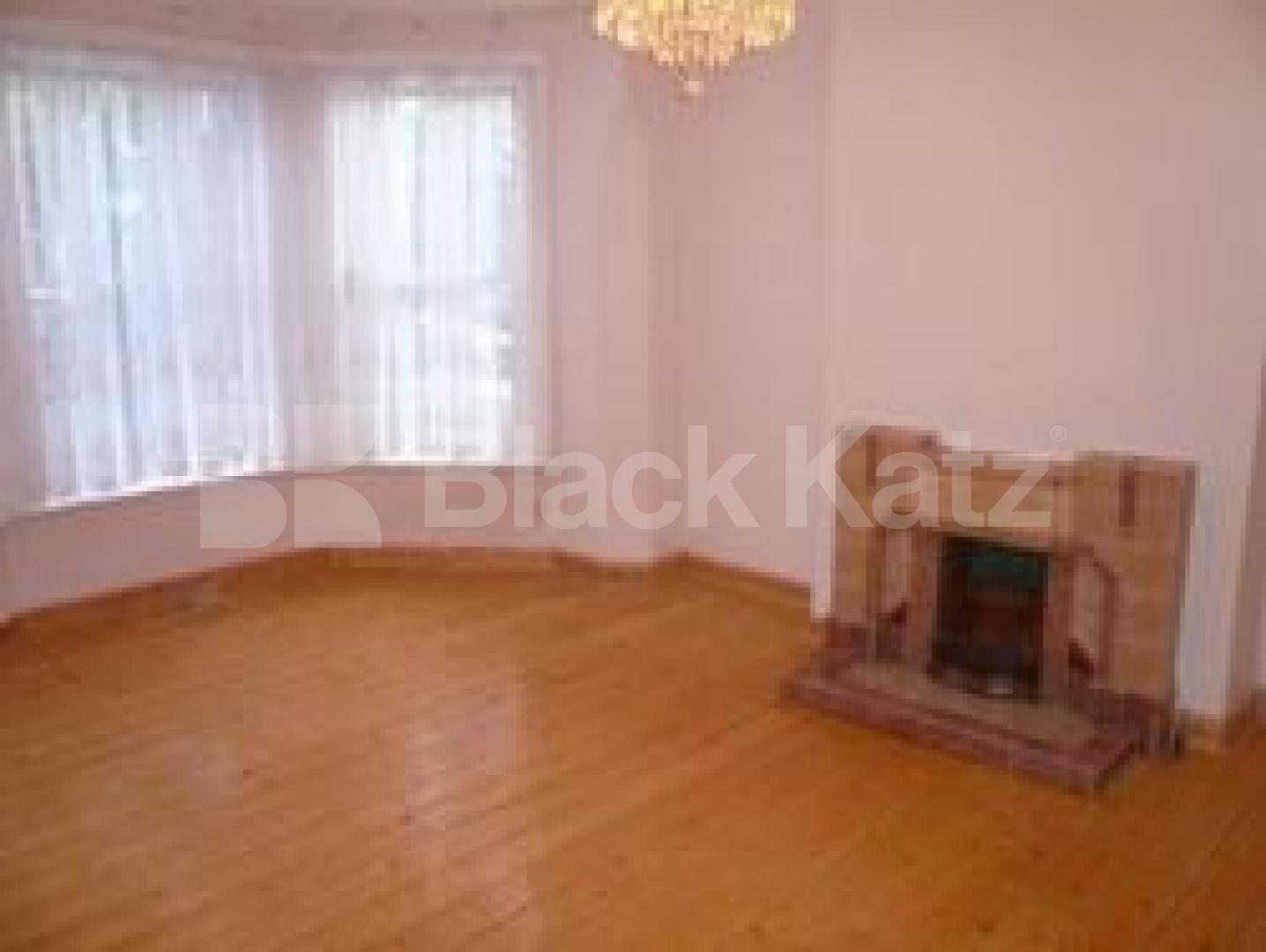 			AMAZING HOUSE!!!, 4 Bedroom, 1 bath, 1 reception Flat			 Melbourne Avenue, PALMERS GREEN N13